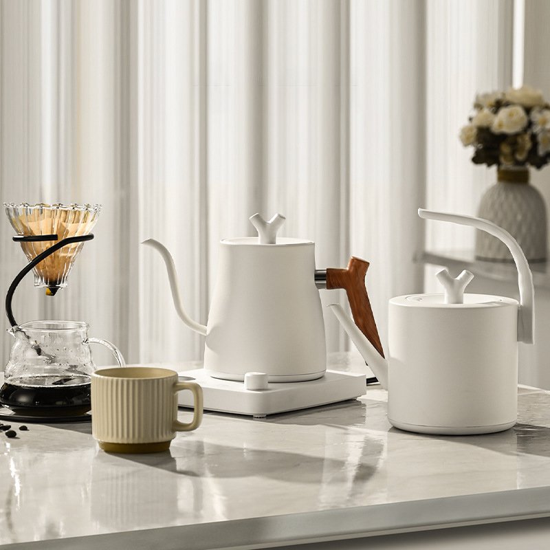 Die thermoskanne, der kaffeekessel, der edelstahlbrenner