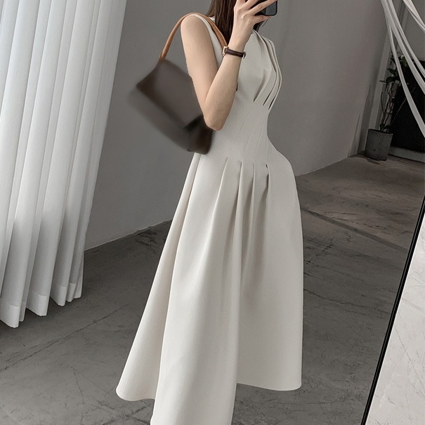 ラウンドネックのアップとギャザー飾りのディテール