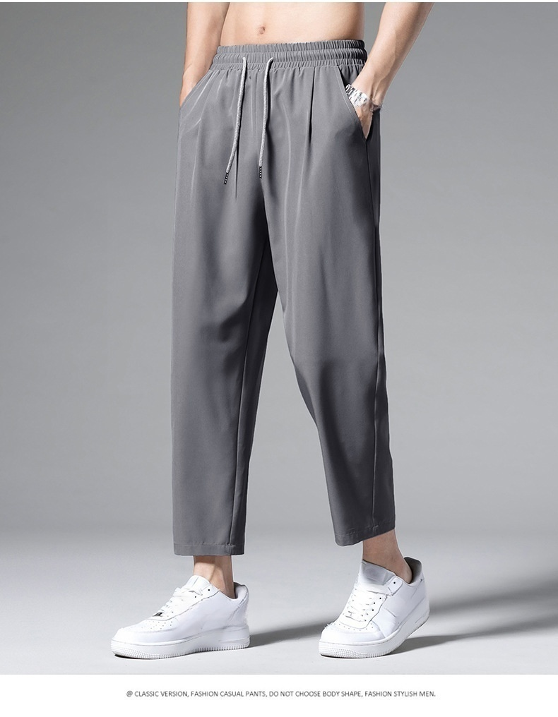 シンプルデザインの9分丈メンズパンツのフロントビュー