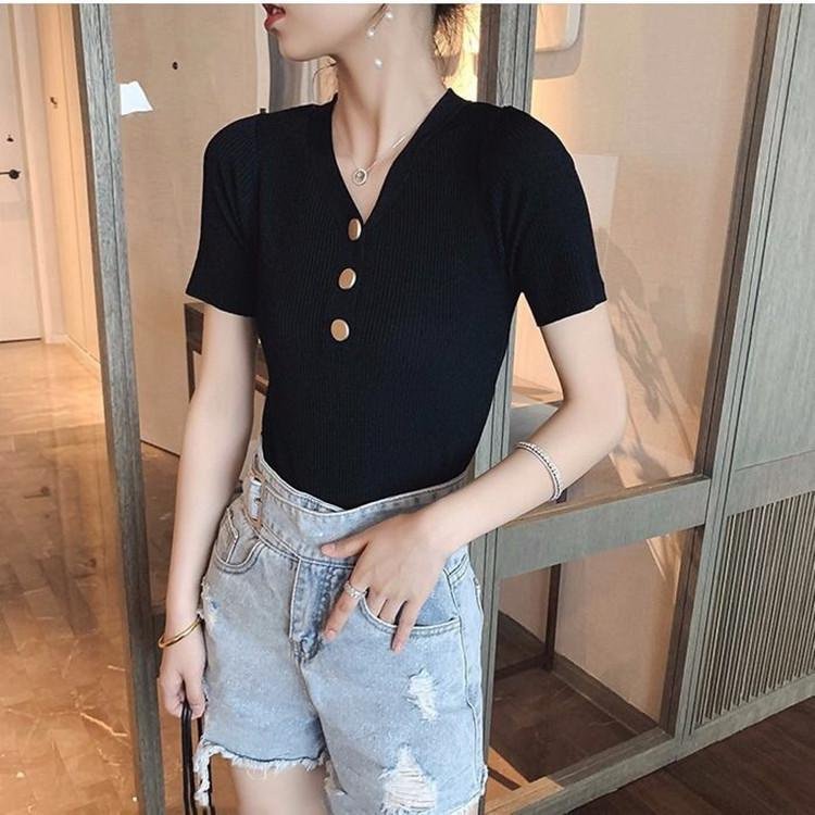 スリムフィットVネックニット女性モデル