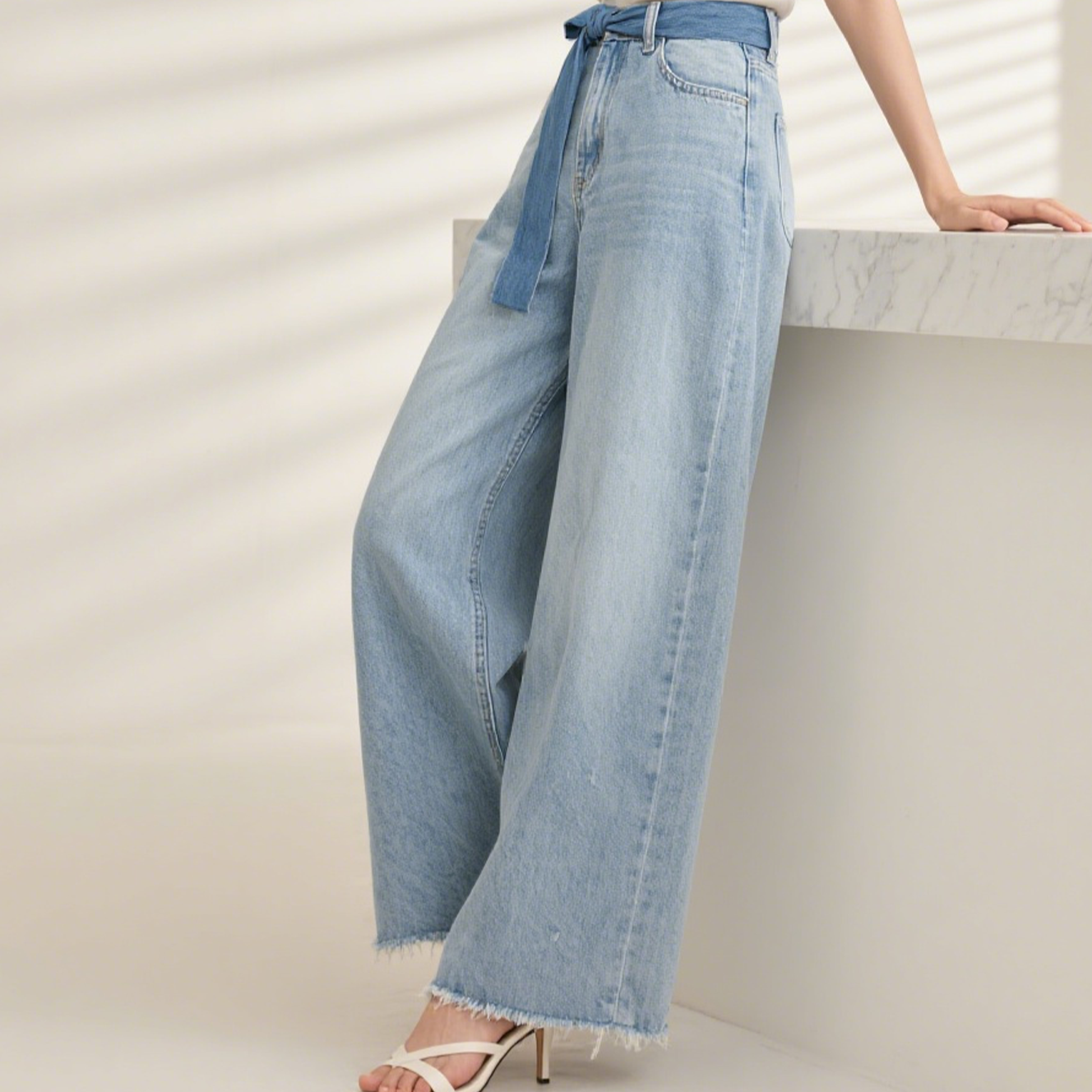 美脚効果のあるワイドレッグフレアジーン着用イメージ