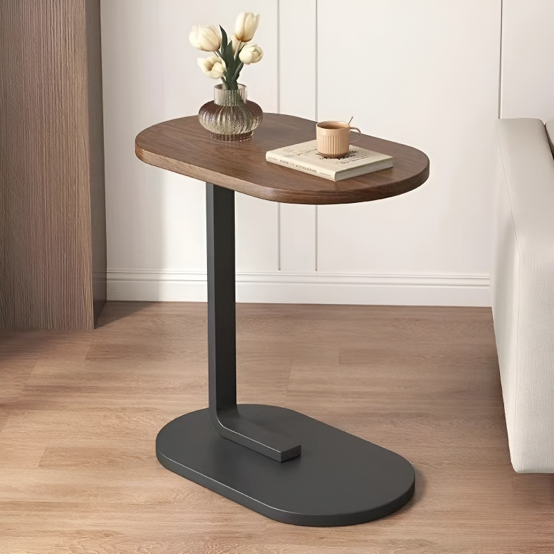 طاولة صغيرة بجانب أريكة