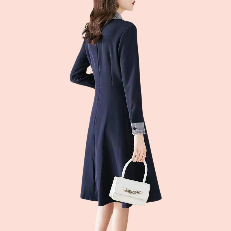 長袖でウエストを絞ったスリム見えのロングスリーブワンピース