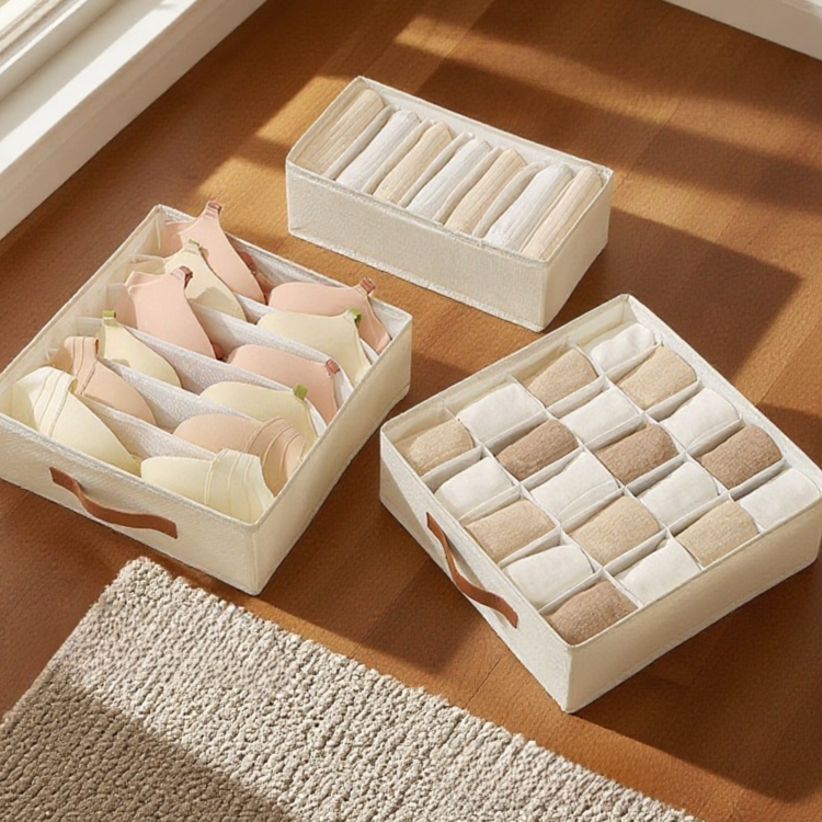 クローゼット内で使用される分割収納ボックス