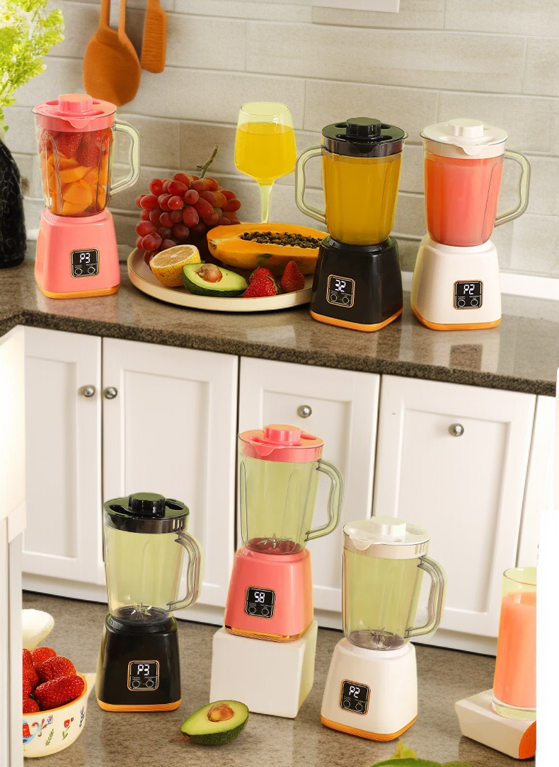 USB 케이블로 충전 중인 다용도 착즙기