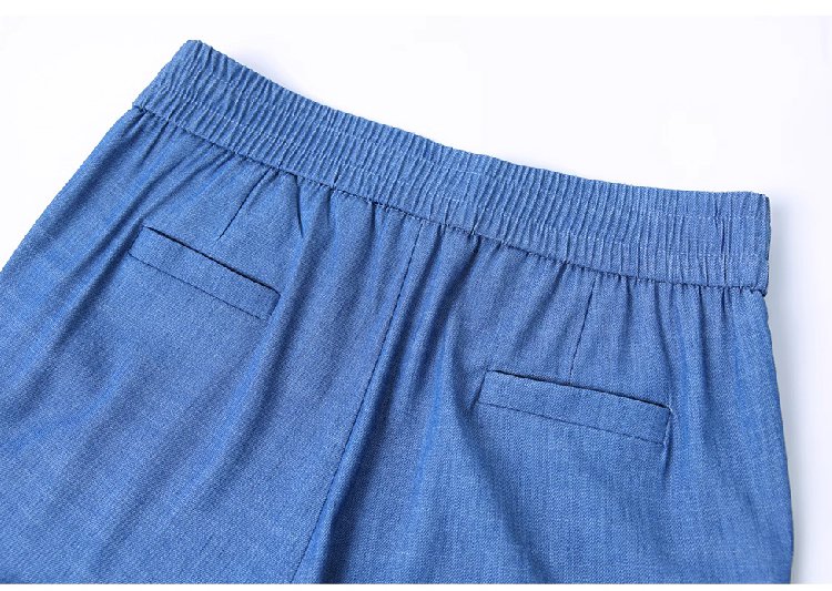 美しいラインを強調するフレアパンツ後ろ姿