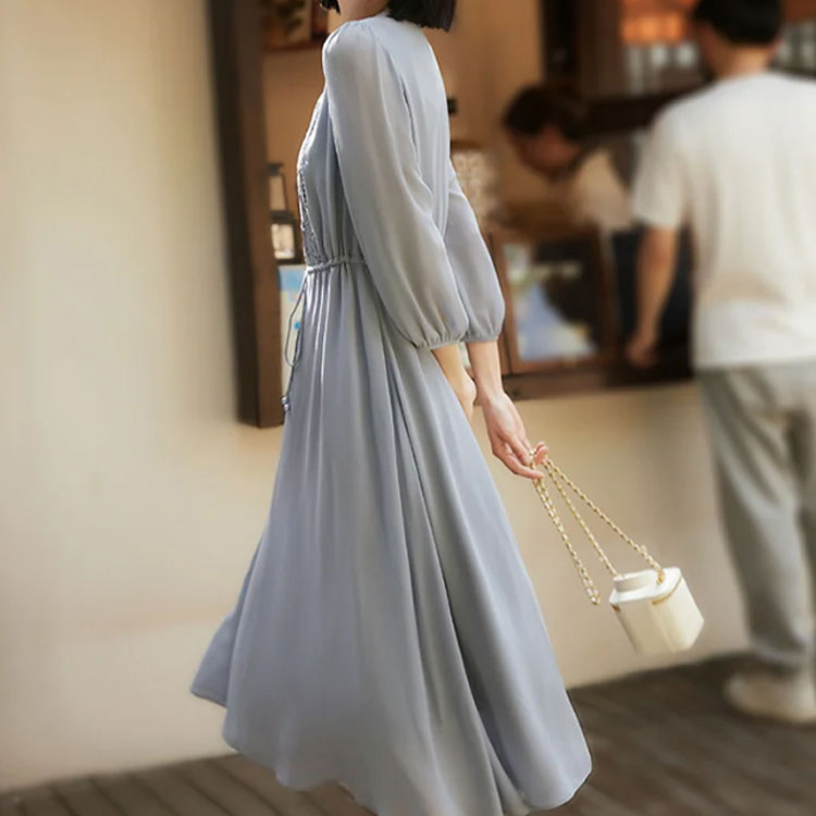 刺繍入りシルクワンピース