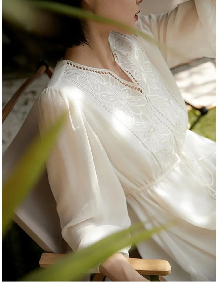 여성스러운 라인의 고급 원피스