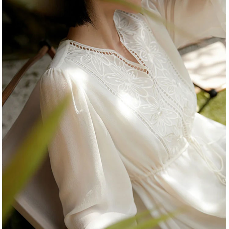 刺繍入りシルクワンピース