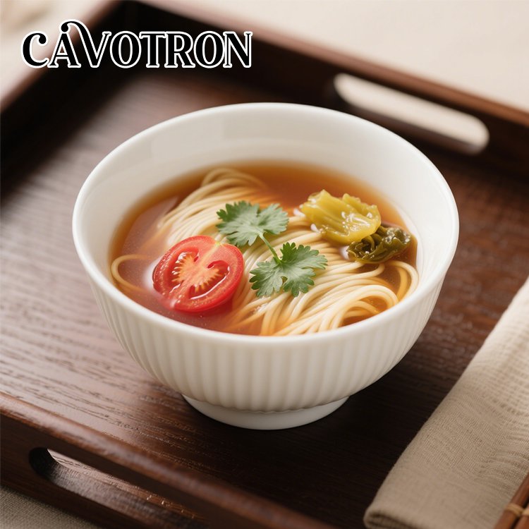 うどんを盛り付けた陶器製麺鉢