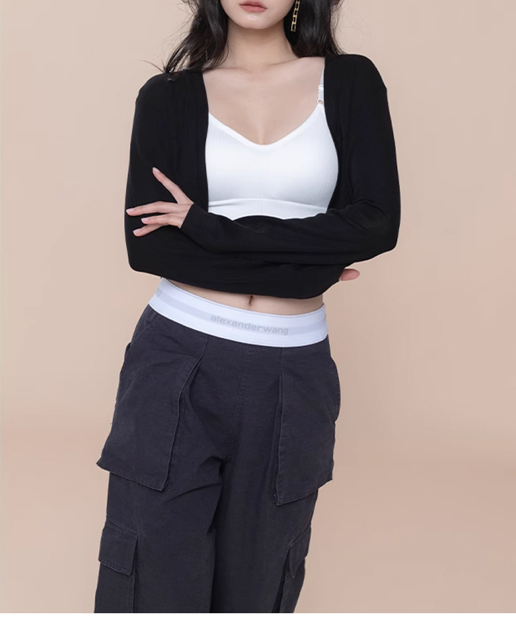 カーディガンの袖口やディテールの拡大画像