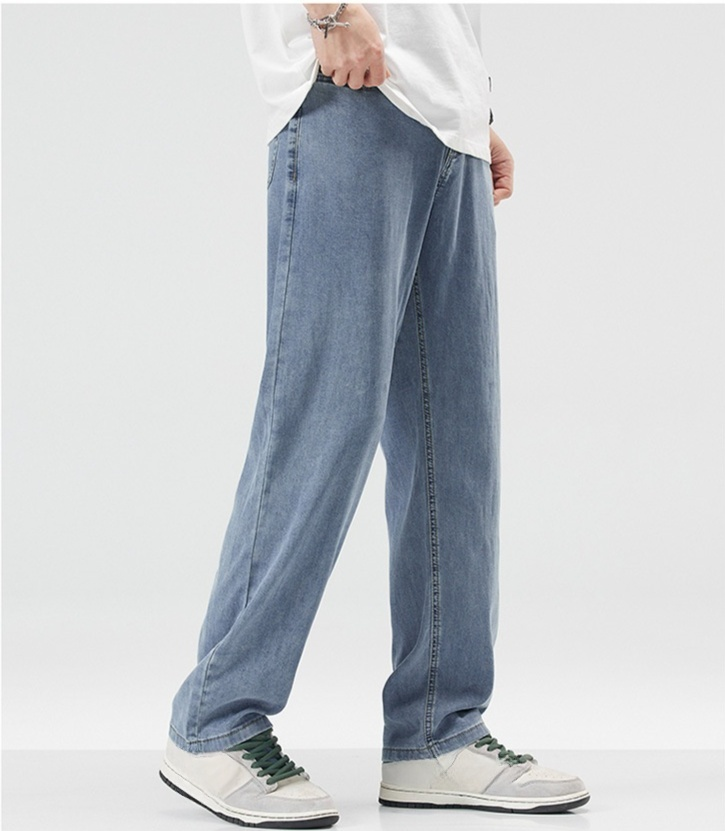 ストレートシルエットのクールデニムパンツ着用イメージ