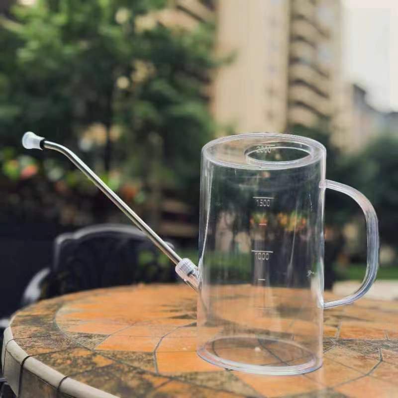Ergonomischer Griff der transparenten Gießkanne