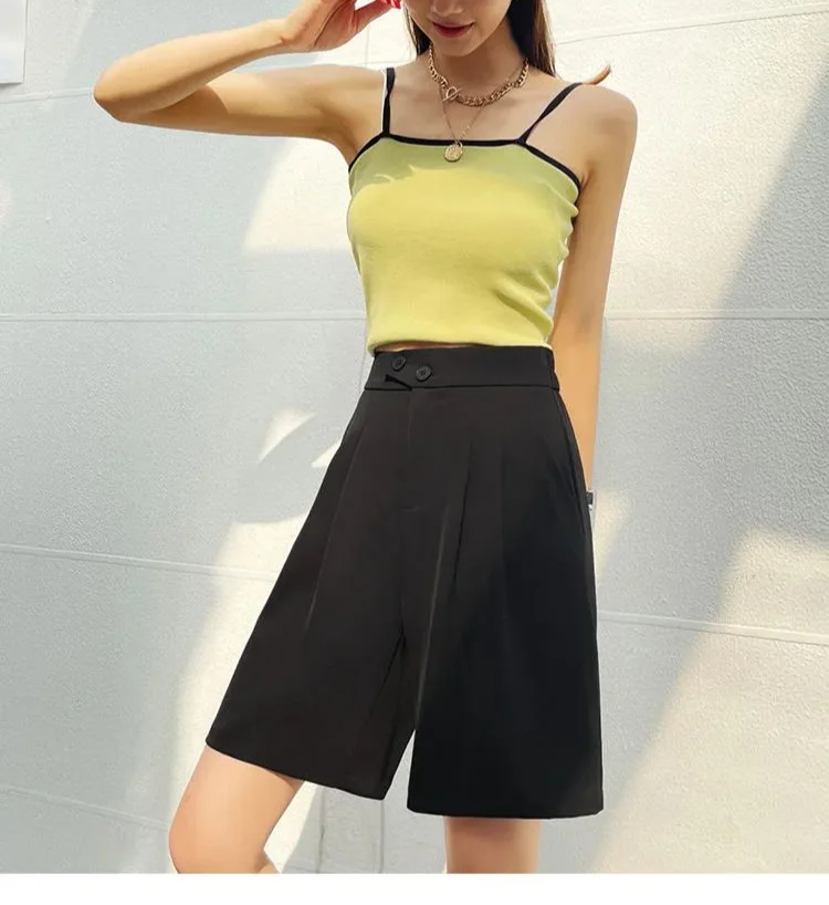 動きやすいデザインのハーフスラックスパンツ