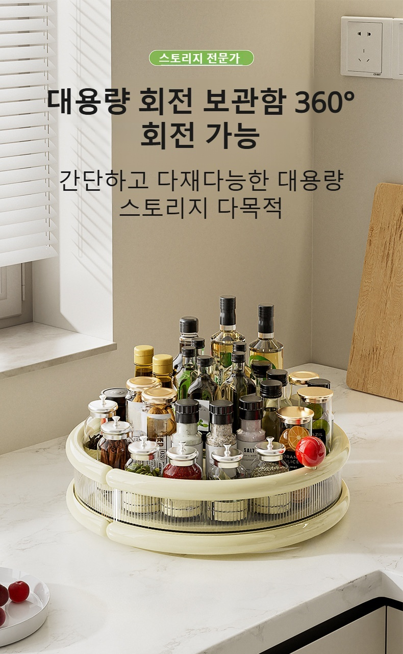 투명 화장품 수납 케이스에 정리된 소품