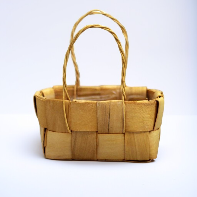 手編みのウッドチップバスケット