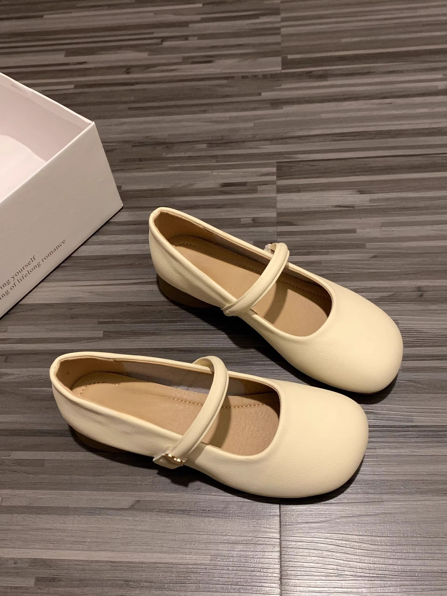 優しいラウンドトゥの女性用小さな革靴・春の新作