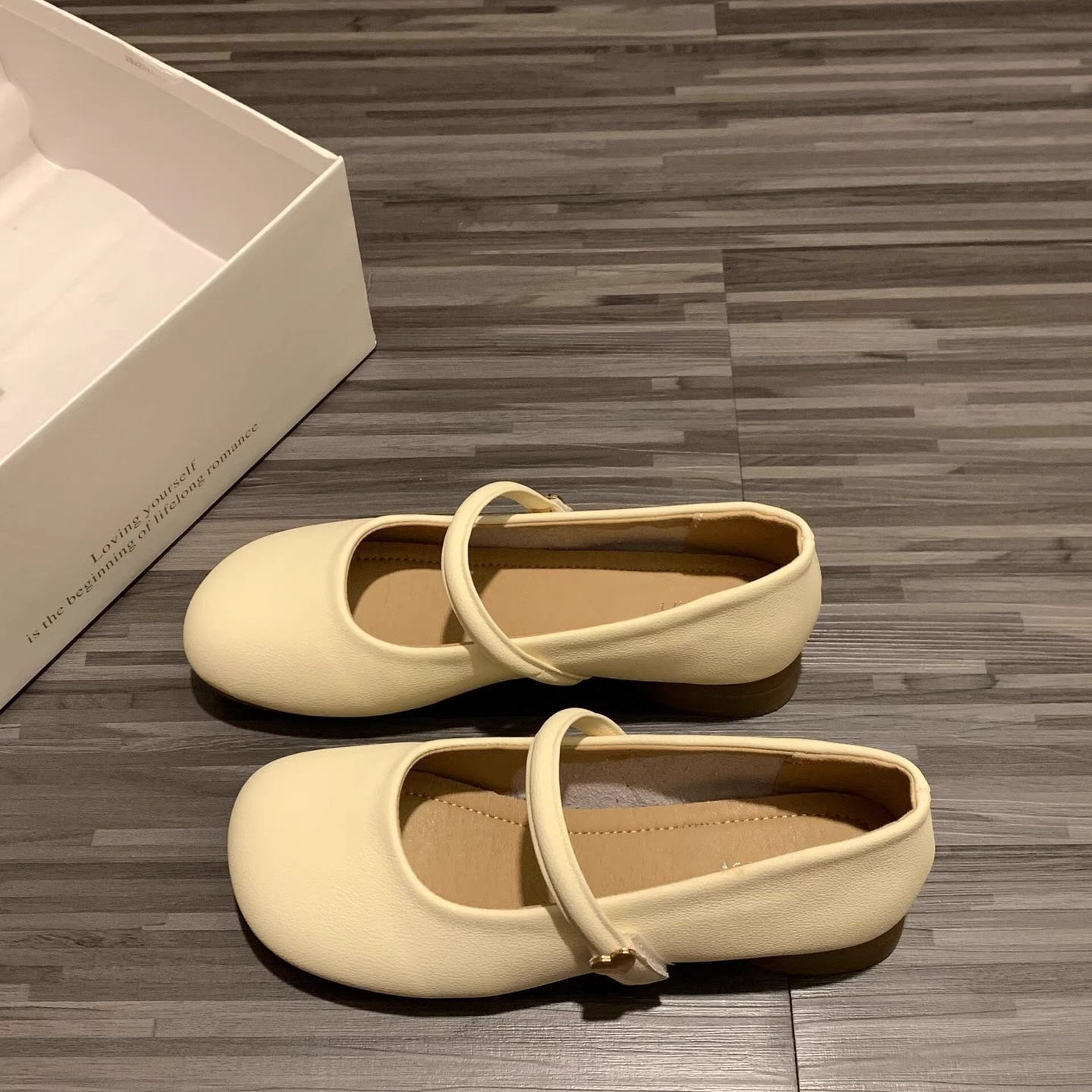 優しいラウンドトゥの女性の小さな革靴 春のイブニングシューズ 優しいメリージェーンシューズ スカート付き 優しい丸いつま先の小さな革のイブニング・シューズとスカート