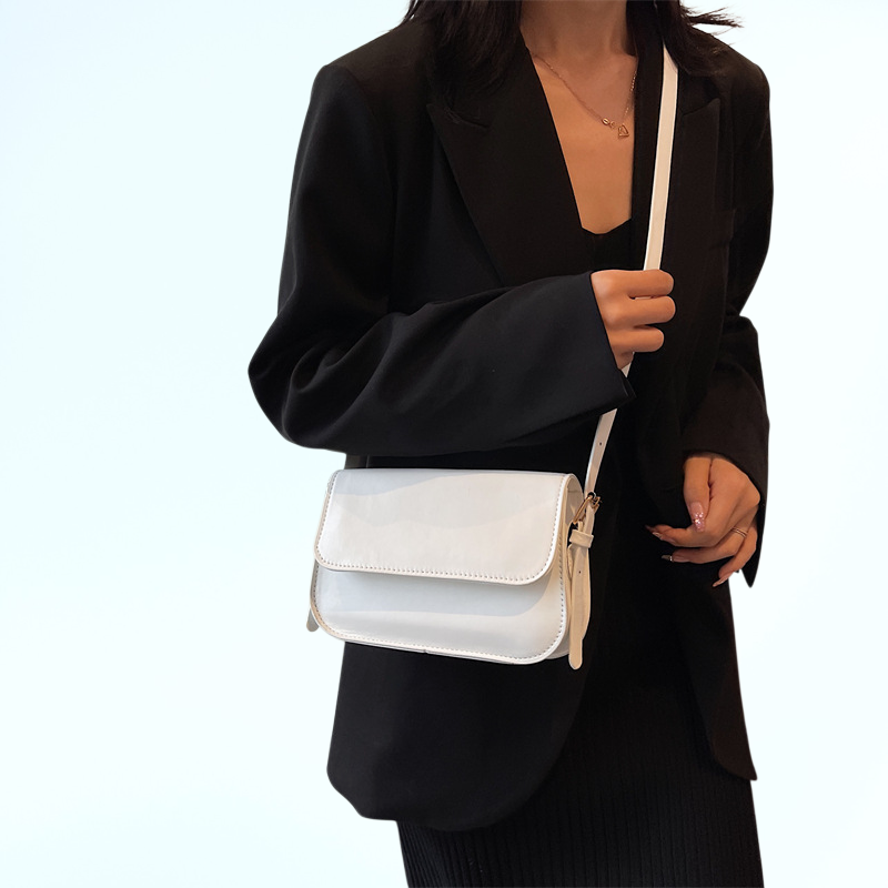 กระเป๋าใบเล็กสไตล์ย้อนยุคที่มีลวดลายของคนดังทางอินเทอร์เน็ต