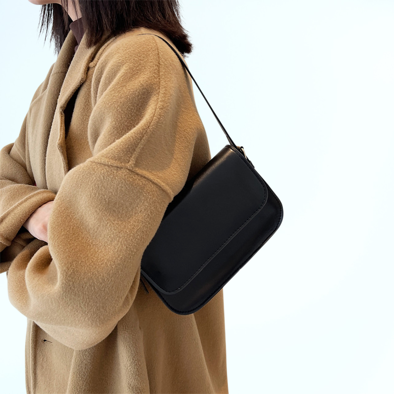 กระเป๋าใบเล็กสไตล์ย้อนยุคที่มีลวดลายของคนดังทางอินเทอร์เน็ต