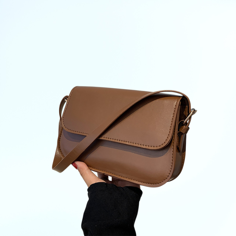 กระเป๋าใบเล็กสไตล์ย้อนยุคที่มีลวดลายของคนดังทางอินเทอร์เน็ต