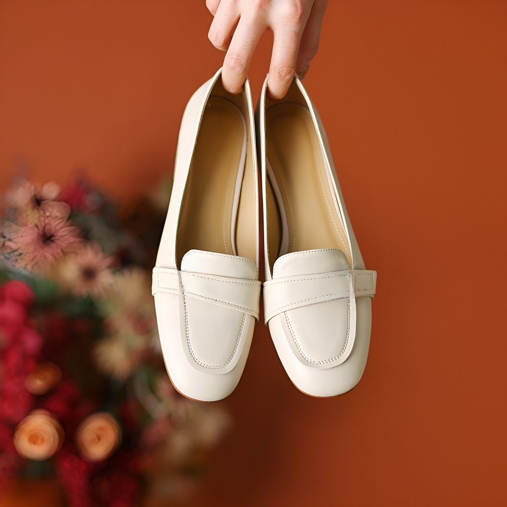 上品なデザインのバックル付きローファー