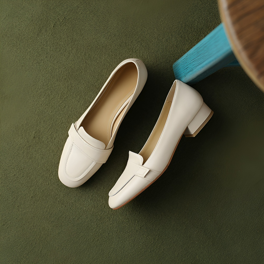 バックル付き美脚ローファーの横からのシルエット