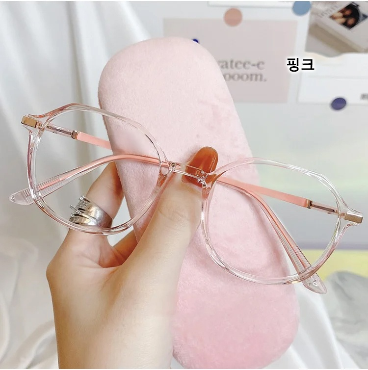 학생이 공부할 때 착용한 블루라이트 차단 안경