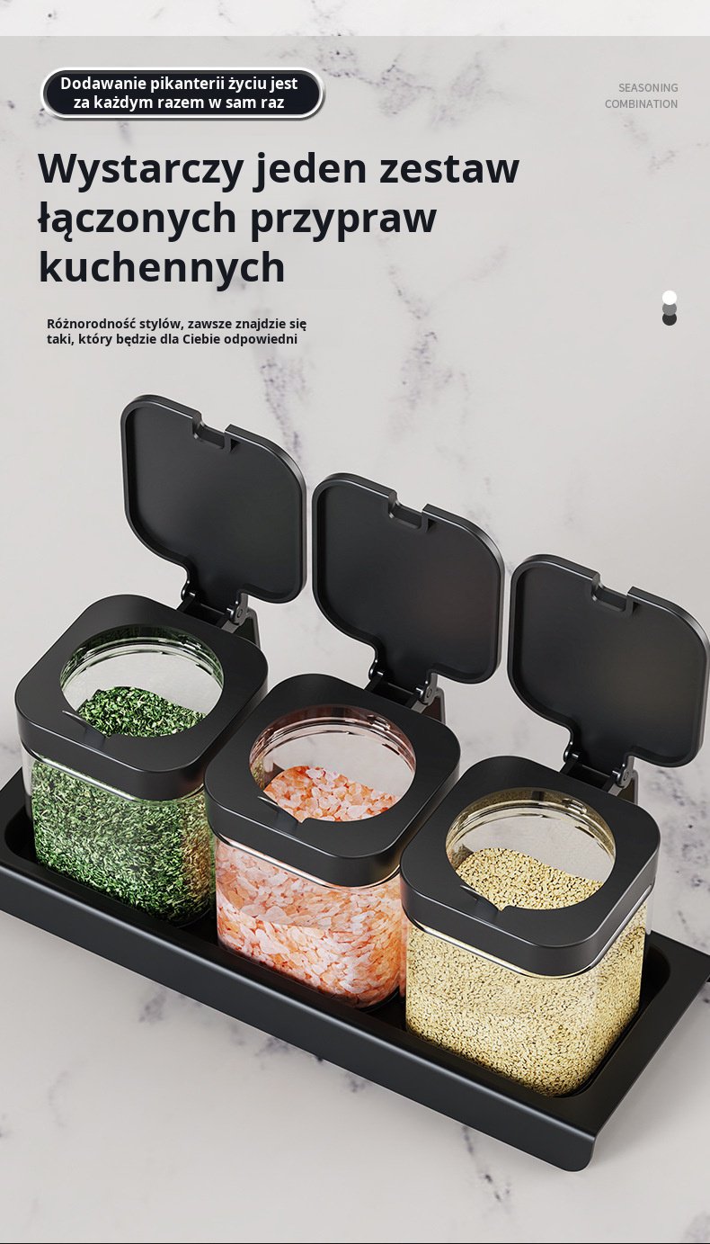 Szklany słoik do przypraw z łyżką na kuchennym blacie