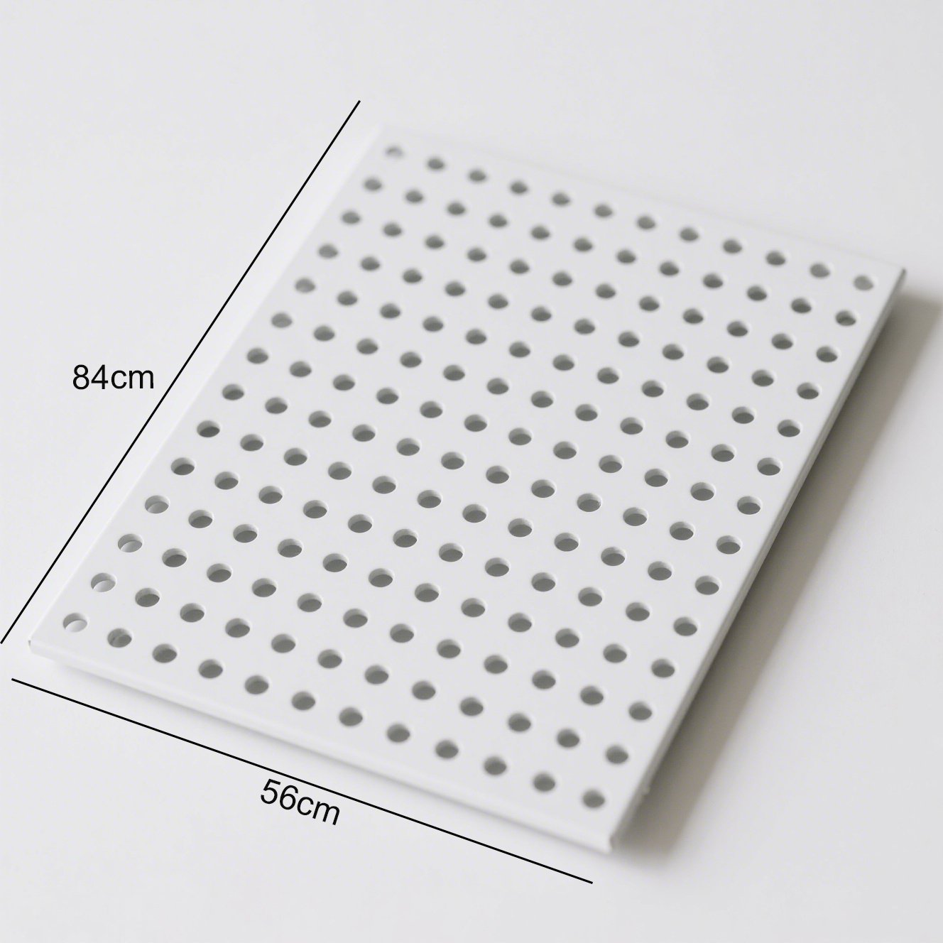 Moderní bílá děrovaná deska pro organizaci