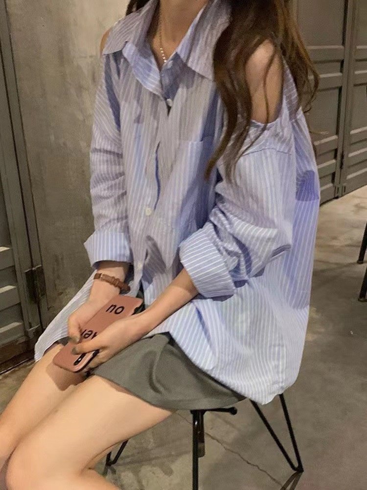 女性のためのオフショルダーストライプシャツトップス春と秋の新デザインニッチファッション長袖シャツ