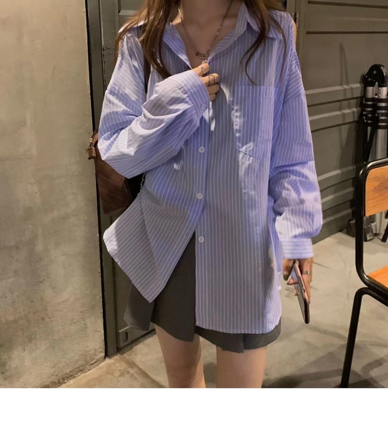 女性のためのオフショルダーストライプシャツトップス春と秋の新デザインニッチファッション長袖シャツ