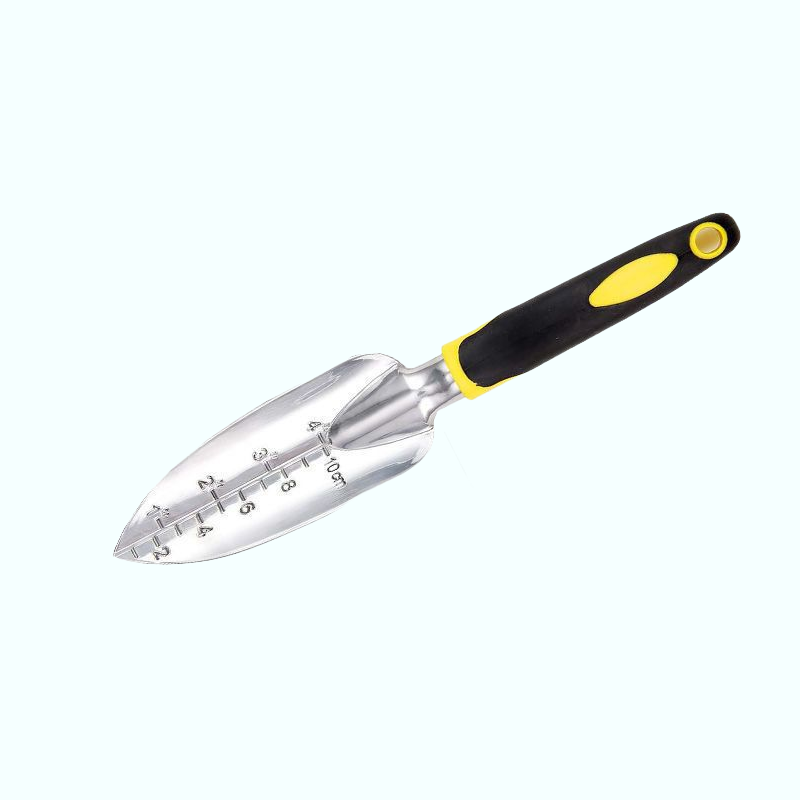 バルコニーでのガーデニング用：熊手、鉢植えの土をほぐすフォーク、そして先端の鋭い花用シャベル