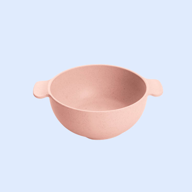 손잡이 두 개가 달린 밀짚 그릇