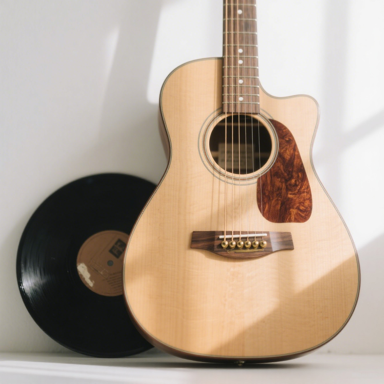 Kytara z přírodního dřeva, klasický styl