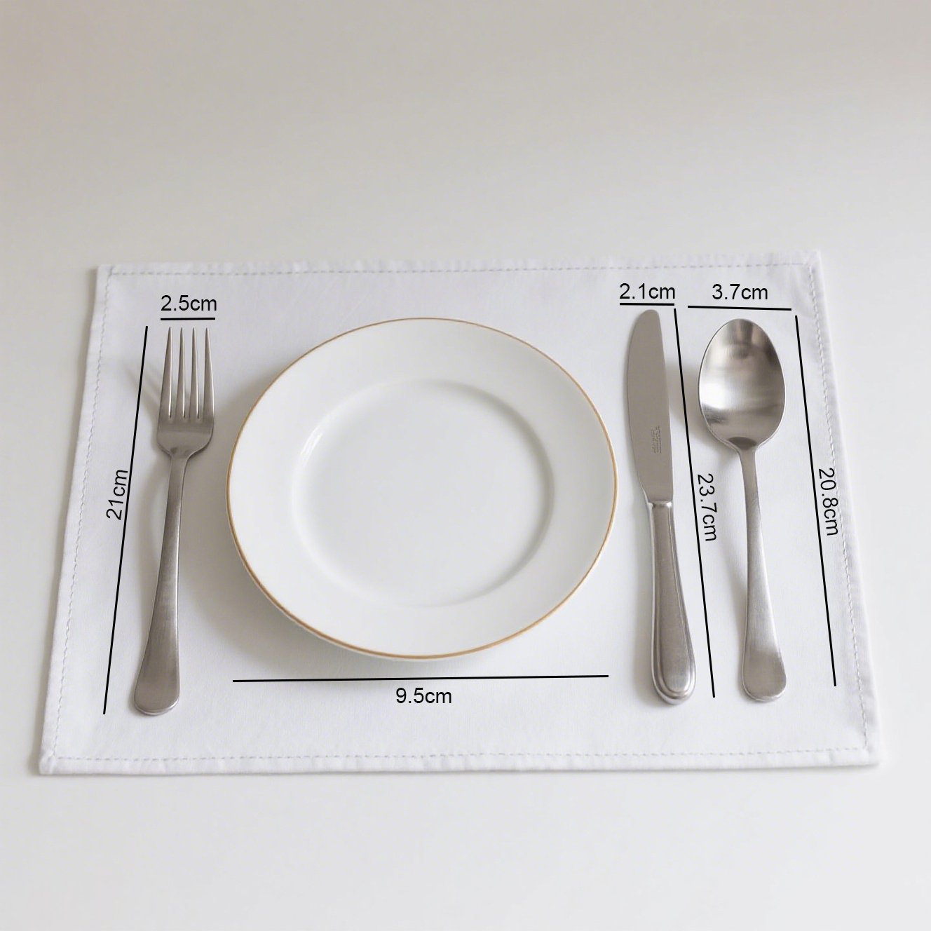 Detail porcelánové bílé dezertní misky