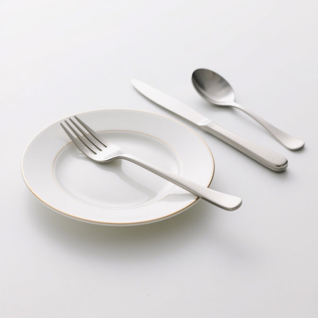 Elegantní dezertní talířky z bílé porcelánové sady