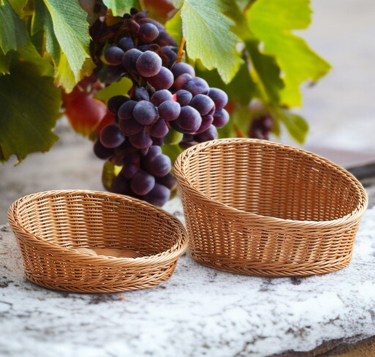 주방에서 활용하는 등나무 정리 바구니