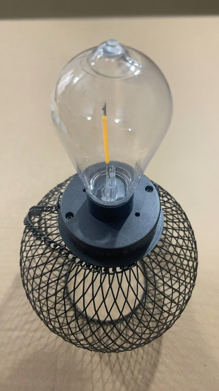 中空ネットシャンデリアでおしゃれな中庭装飾