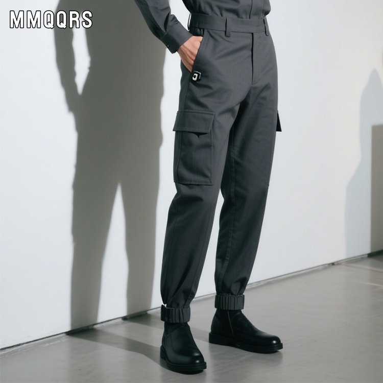 男性用の薄手のカーゴスラックスです