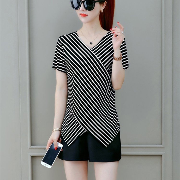 เสื้อยืดลายทางปกเสื้อวี