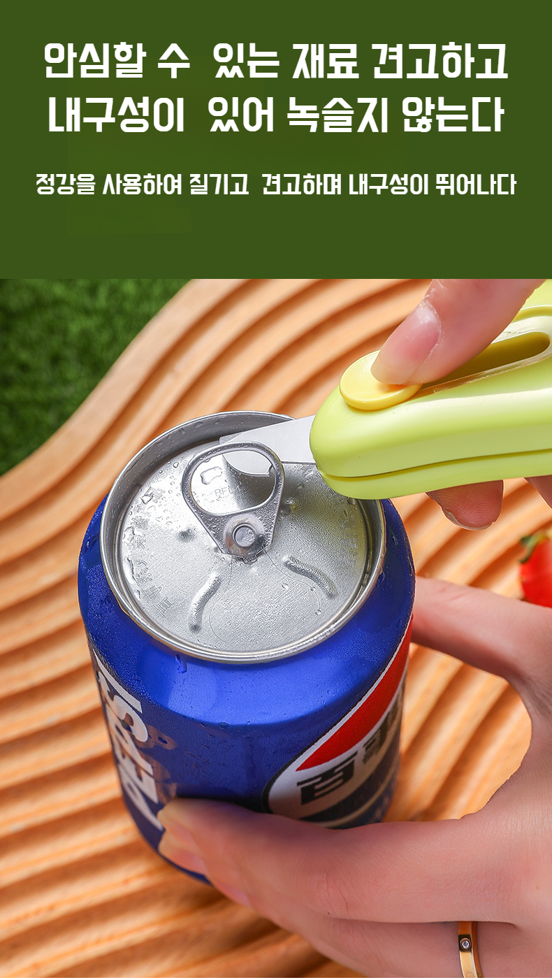 여러 종류의 과일을 깎는 모습