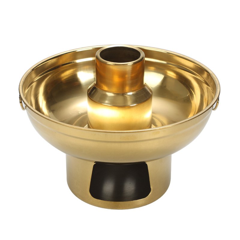 Über rotglühliches eis aus edelstahl, goldene eiscreme-ablage