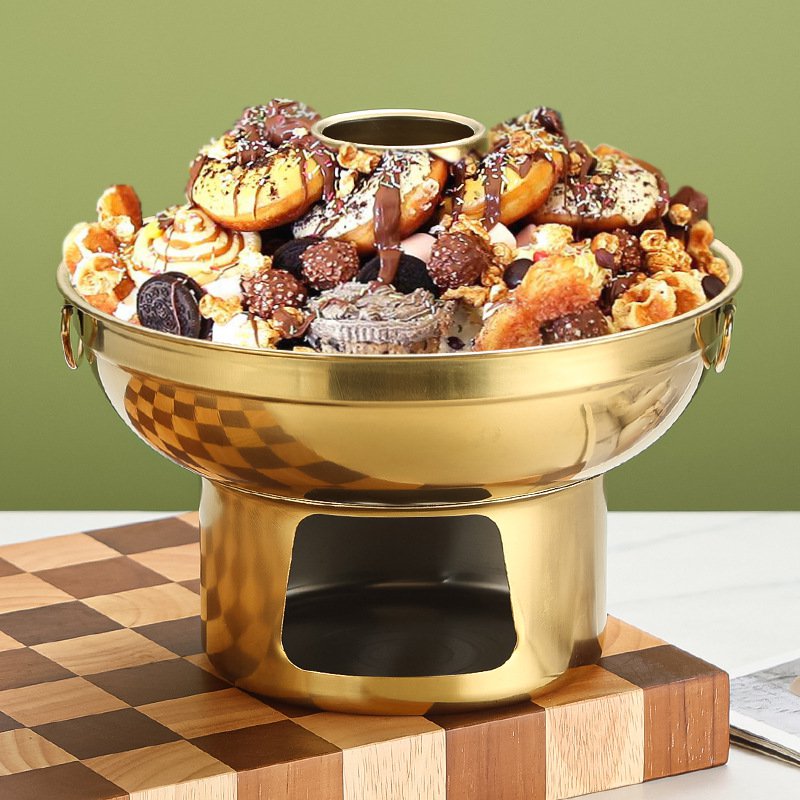 Über rotglühliches eis aus edelstahl, goldene eiscreme-ablage