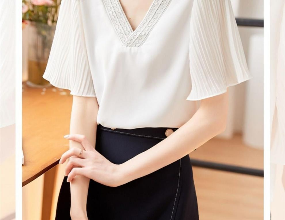 여성 여름 화이트 반팔 셔츠 착용 모습