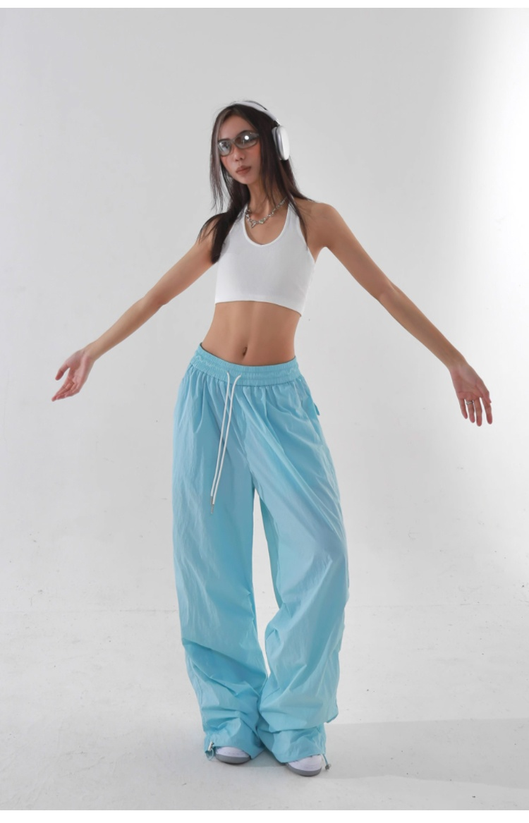 最新ファッショントレンドのドーパミンカラーパンツ