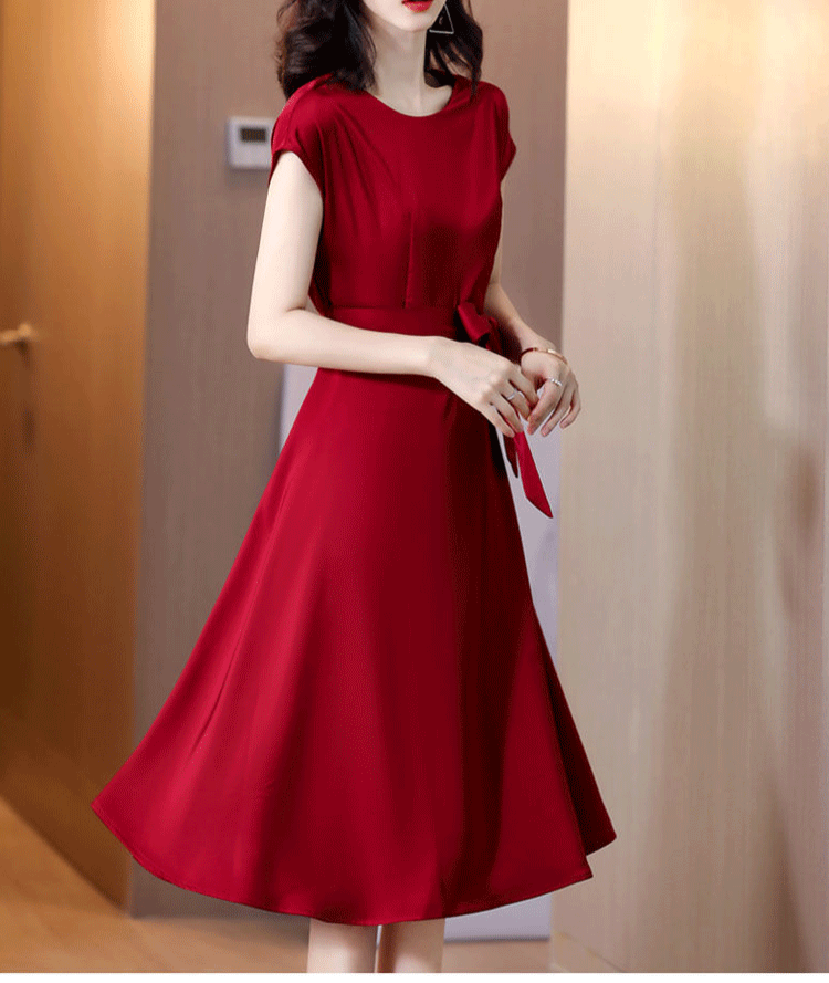 シルクワンピースの美しいシルエット