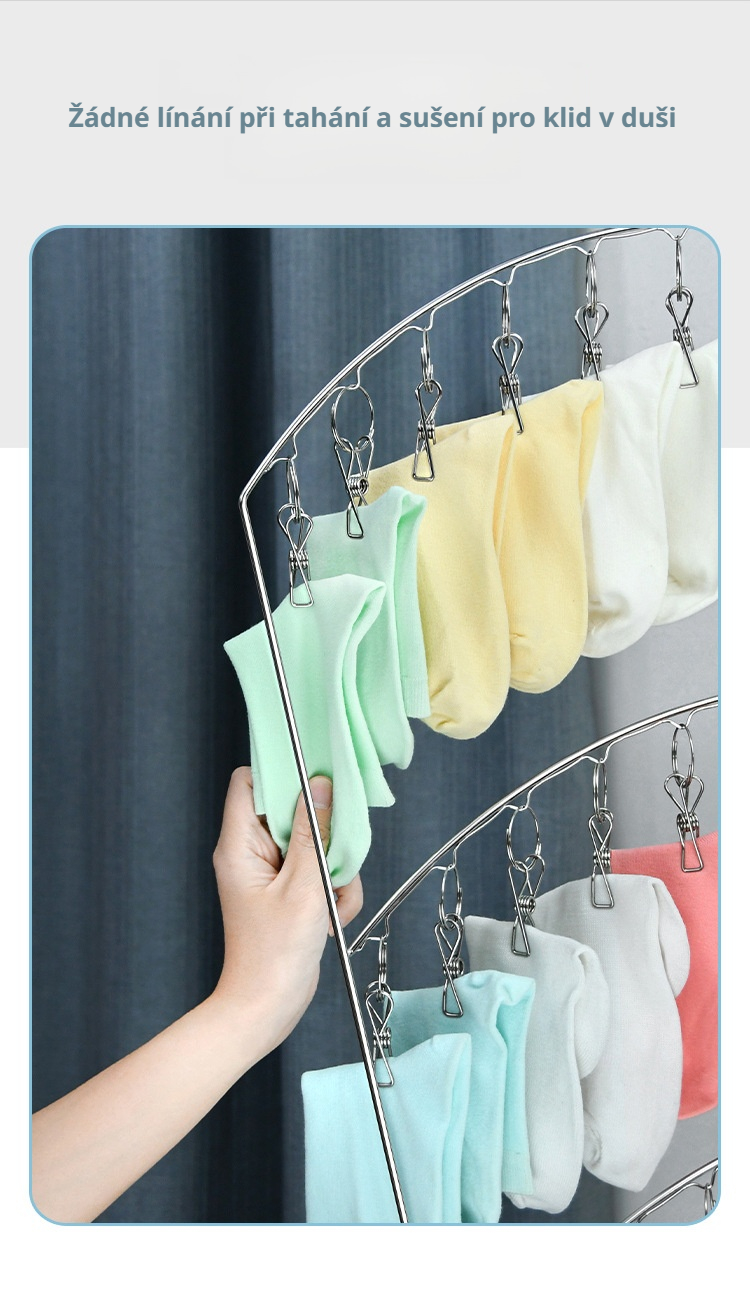 Sušení oblečení na vícevrstvém nerezovém sušáku