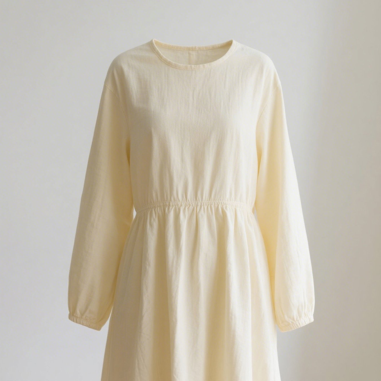 ベージュカラーのロングドレス