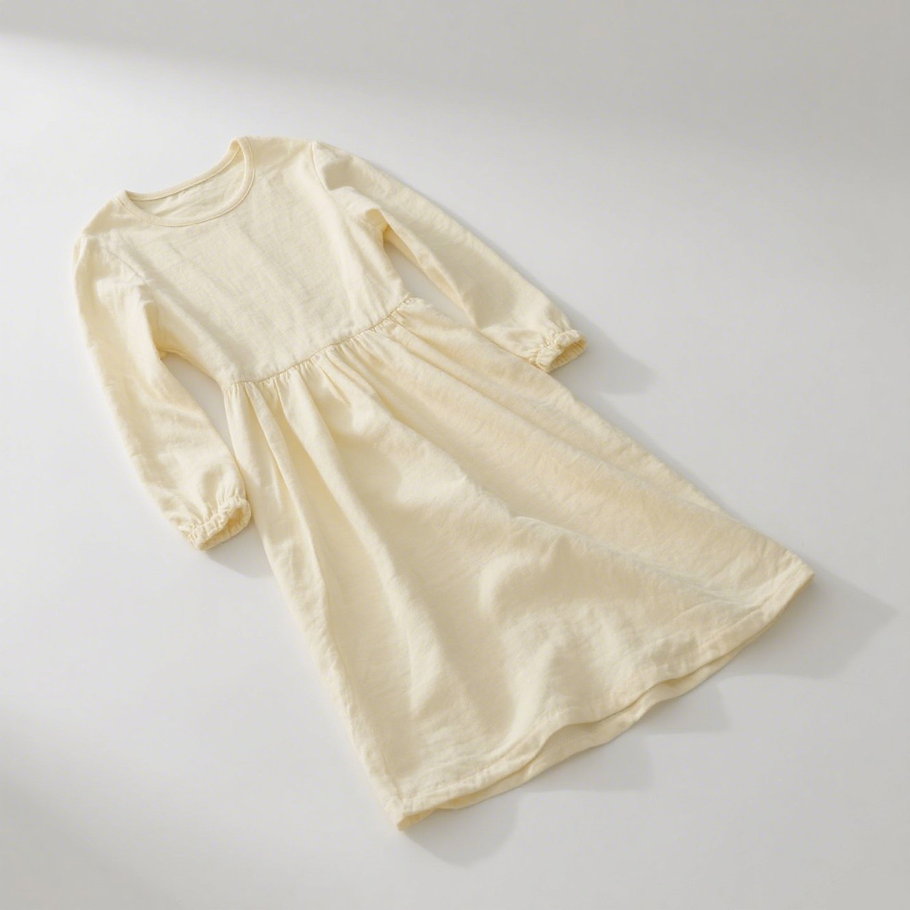 ベージュカラーのロングドレス